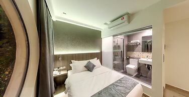 Flora by Crossroads Hotel