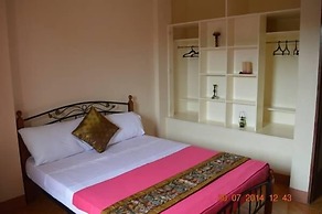 Manora Apartments and Guest House