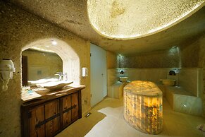 Shoestring Cave House