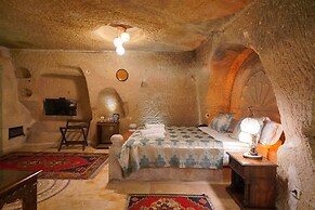 Shoestring Cave House