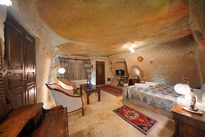 Shoestring Cave House