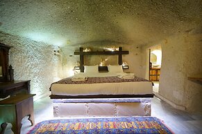 Shoestring Cave House