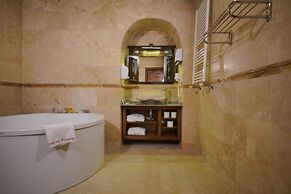Shoestring Cave House