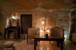 Shoestring Cave House