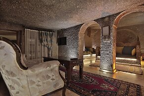 Shoestring Cave House