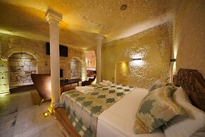 Shoestring Cave House