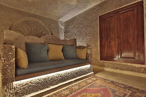 Shoestring Cave House