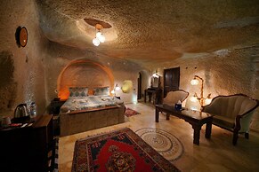 Shoestring Cave House