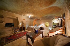 Shoestring Cave House