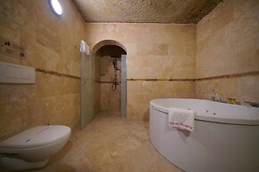 Shoestring Cave House