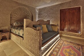 Shoestring Cave House