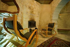 Shoestring Cave House