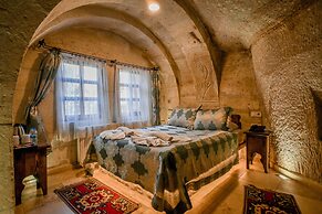 Shoestring Cave House