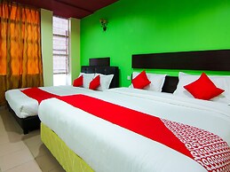OYO 43962 Ezzy In Hotel