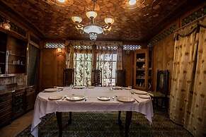 Kharpalace group of houseboats