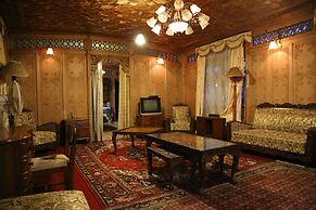 Kharpalace group of houseboats