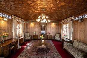 Kharpalace group of houseboats