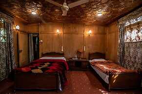 Kharpalace group of houseboats
