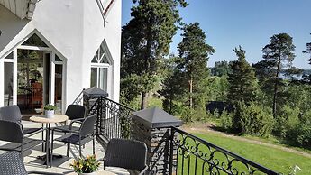 Albert's Manor