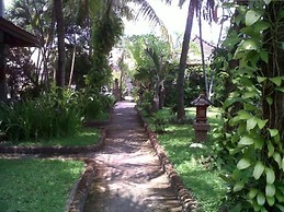 Padang Lovina Sea Side Cottage