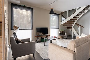 Sandy Kelt, Irish House Apartments
