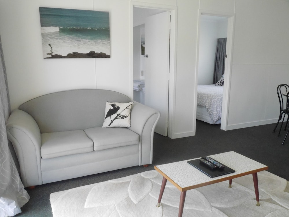 Raglan Palm Beach Motel