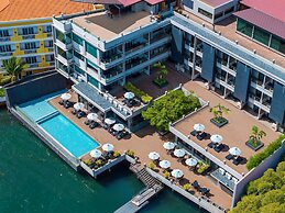 Two Seasons Coron Bayside Hotel