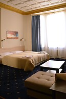 Alexander Hotel