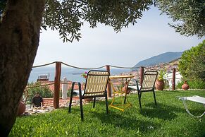 Maria Plomari Apartments