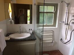 Housemartin Guest Lodge