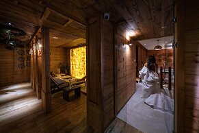 Gold Hotel