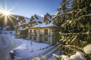 Gold Hotel