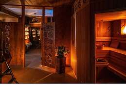 Gold Hotel