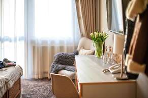 Gold Hotel