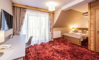 Gold Hotel