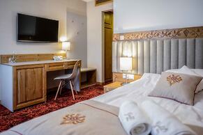 Gold Hotel