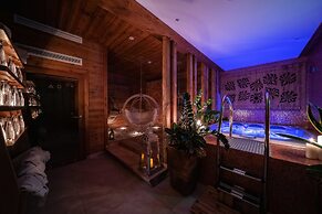 Gold Hotel
