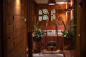 Gold Hotel