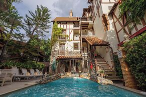 Le Charcoa Hotel