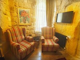 Acropolis Cave Suite