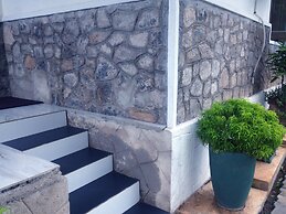 Moon Hills Hotel