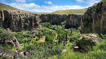 Bedrock Cave Hotel - Adults Only