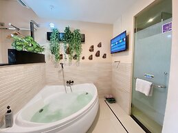 Verse Lite Hotel Gajah Mada