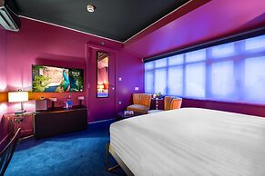 Hux Hotel
