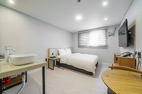 Restia Stay Suwon Station