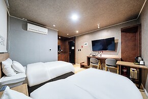 Restia Stay Suwon Station
