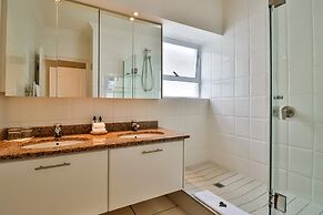 Hermanus Beachfront Lodge