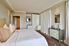 Hermanus Beachfront Lodge