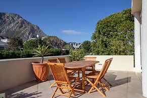 Hermanus Beachfront Lodge