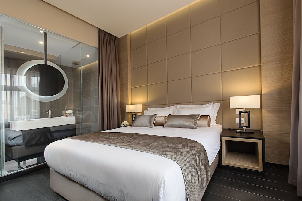 Dominic & Smart Luxury Suites Republic Square